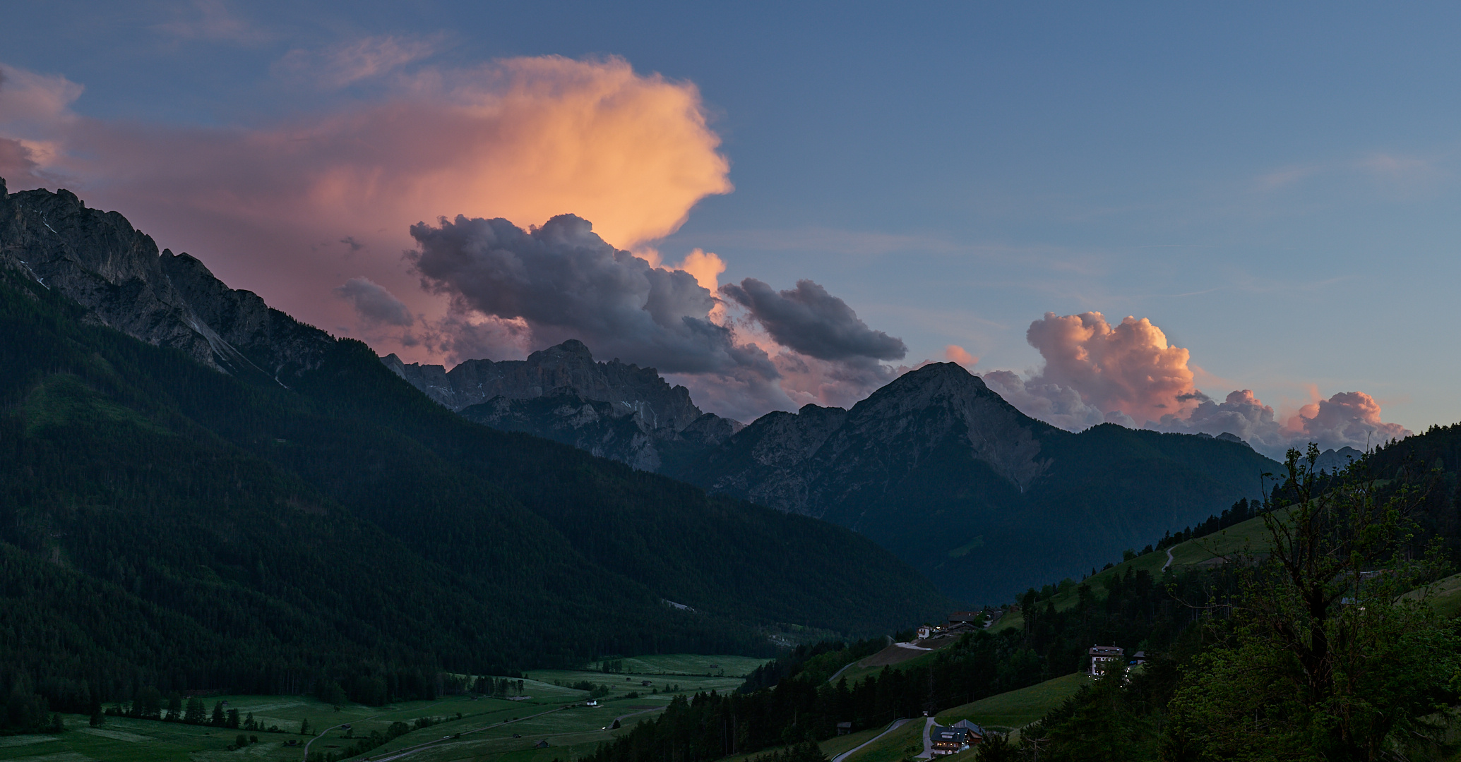 Im Pustertal gehen die Lichter an und oben gab der Himmel beim Sonnenuntergang über...