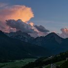 Im Pustertal gehen die Lichter an und oben gab der Himmel beim Sonnenuntergang über...