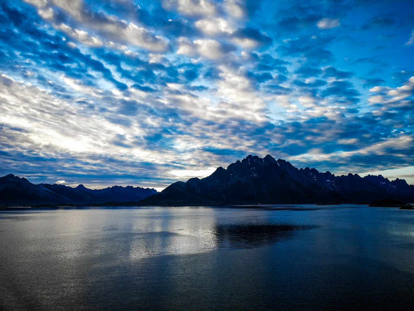 Im Raftsund zur Zeit der Mitternachtssonne 