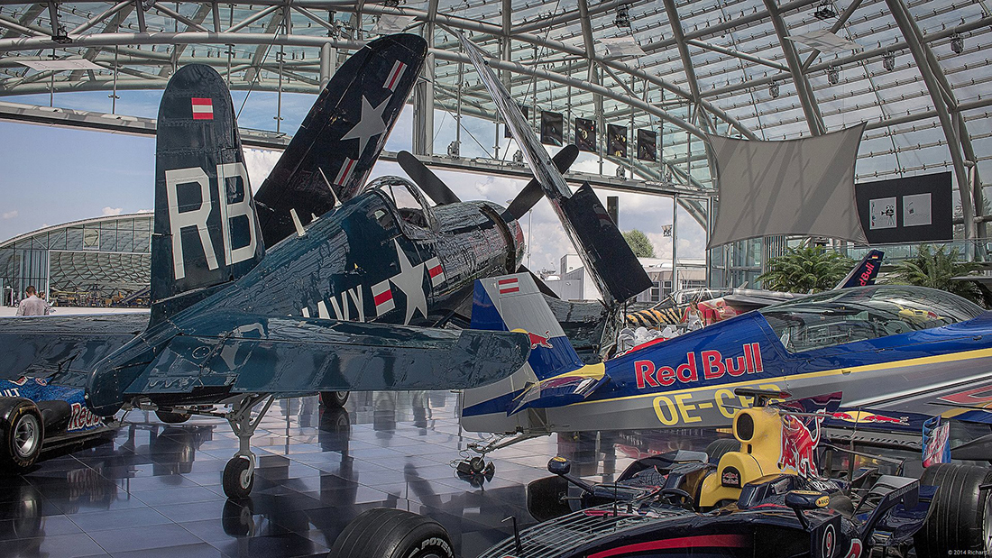 Im Red-Bull-Hangar 7 am Flughafen Salzburg