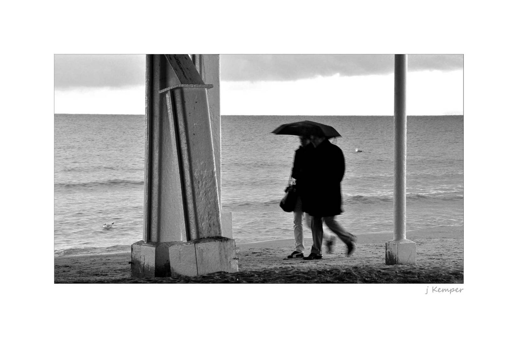 - im Regen am Strand -