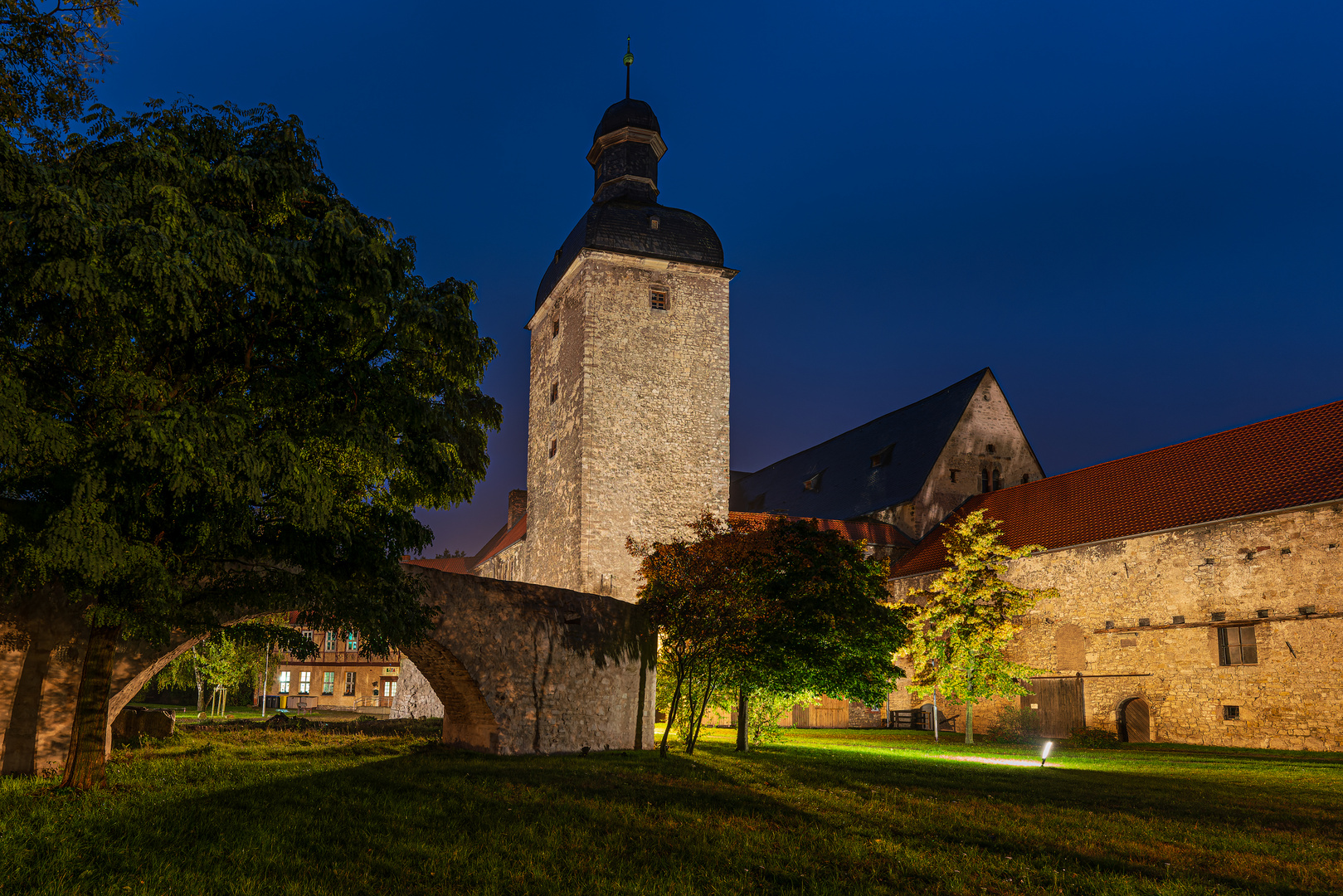 Im Regen an der Wasserburg Zilly (4)