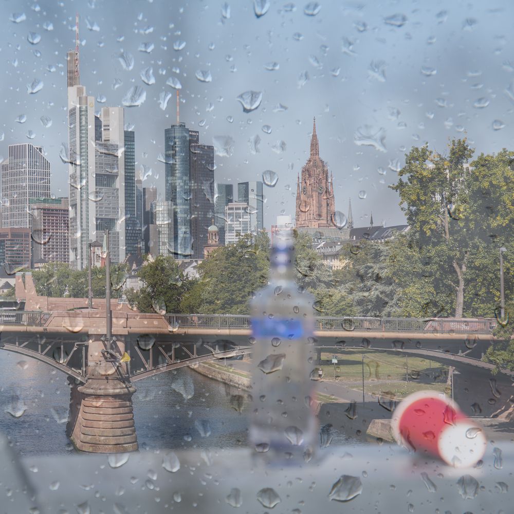 im Regen stehen gelassen