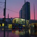 Im Regen zum Bahnhof (II)