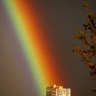 Im Regenbogen- (Scheinwerfer-) Licht stehen