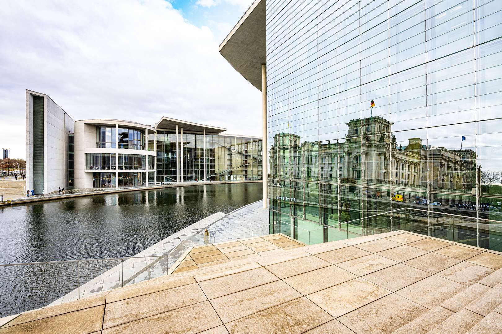 Im Regierungsviertel - Blick zum Paul Löbe-Haus