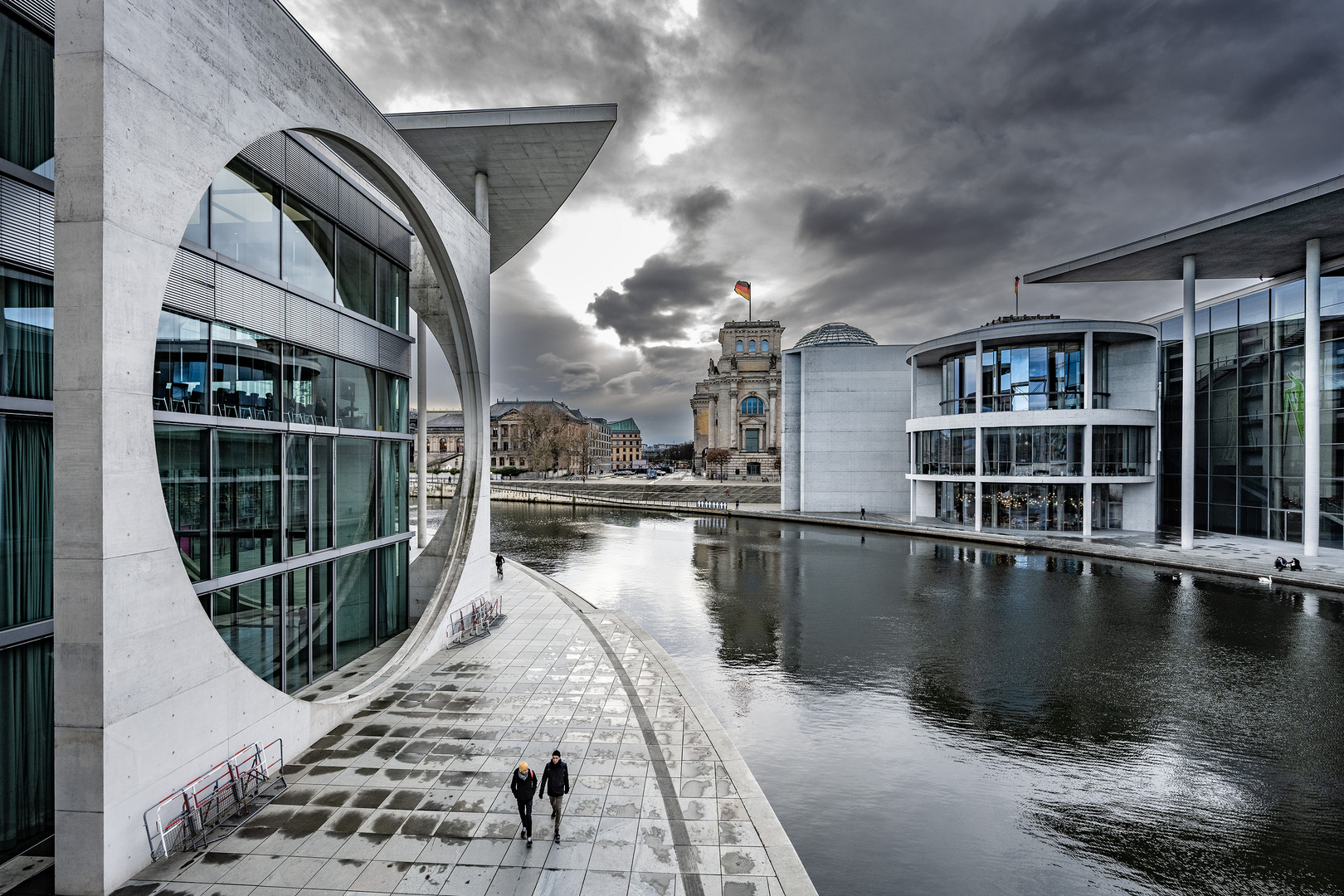 Im Regierungsviertel - Blick zum Reichstag