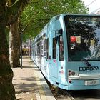 Im Rheinland sind auch Bahnen blau wie hier in Köln