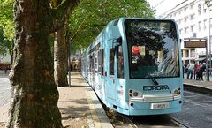 Im Rheinland sind auch Bahnen blau wie hier in Köln