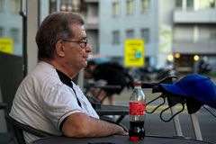Im Ruhestand mit Cola und blauer Mütze ....