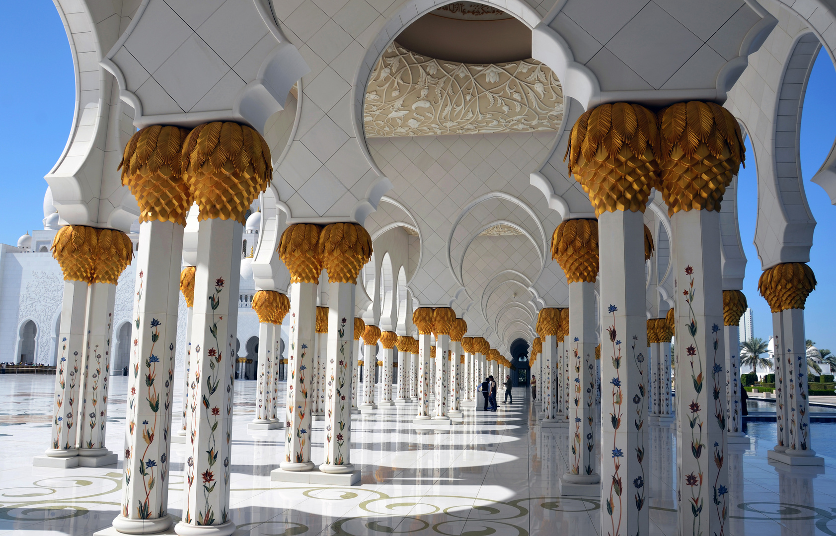 Im Säulengang der Scheich-Zayid-Moschee in Abu Dhabi