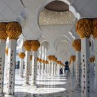 Im Säulengang der Scheich-Zayid-Moschee in Abu Dhabi