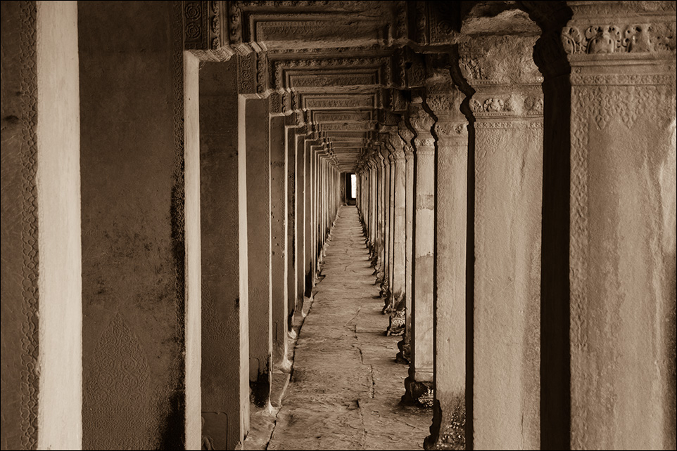 Im Säulengang von Angkor Wat