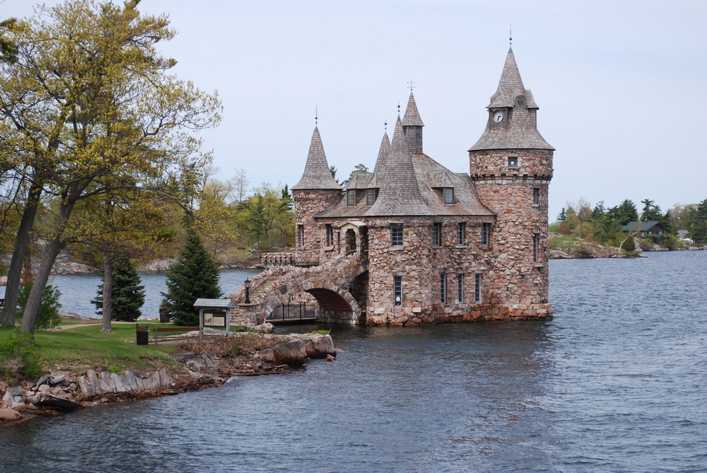 Im Sankt Lorenzstrom liegt die Insel Boldt´s Castle mit Generatorenhaus