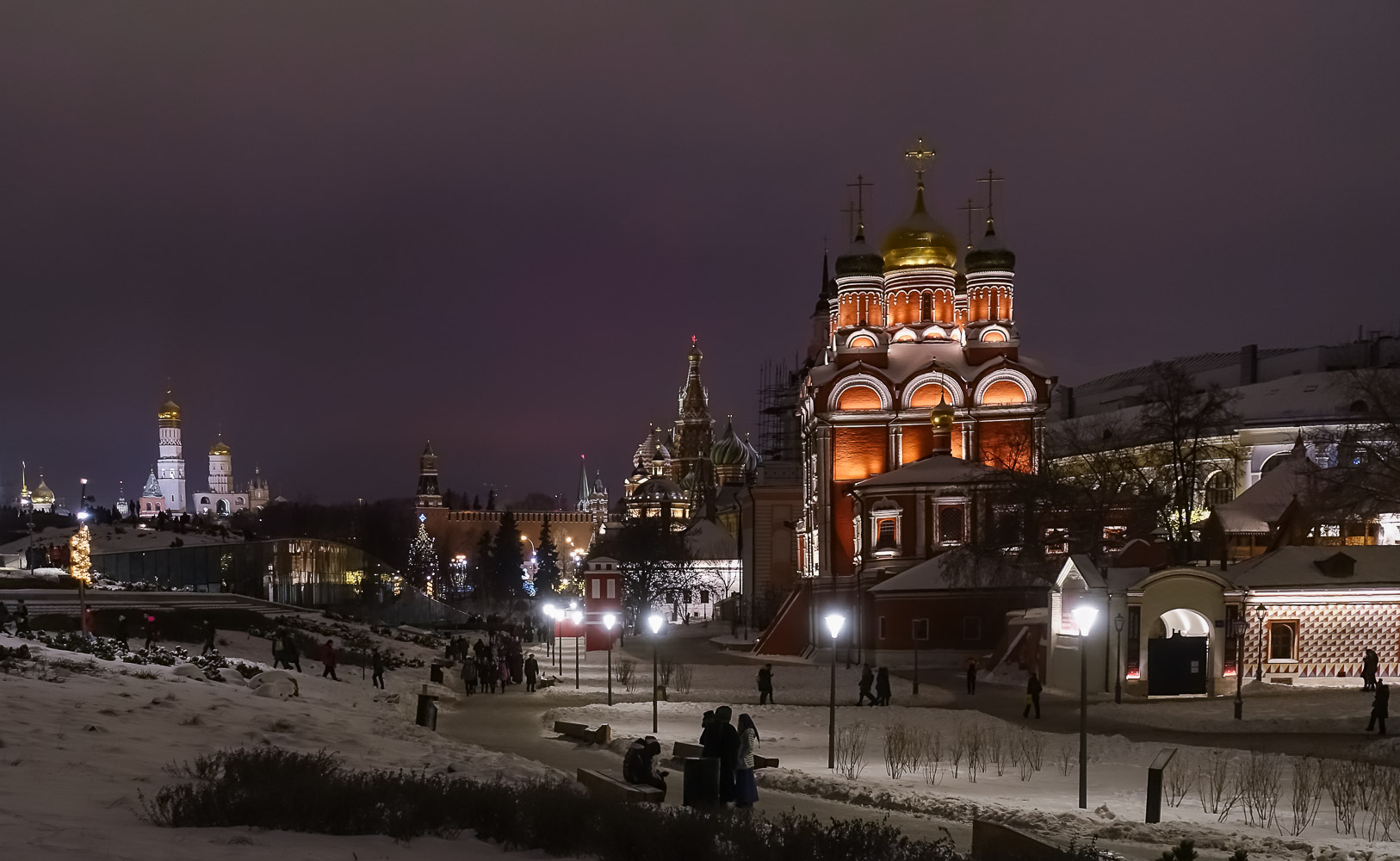 Im Sarjadje-Park in der Nähe des Roten Platzes in Moskau