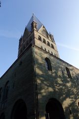 Im Schatten der Kirche