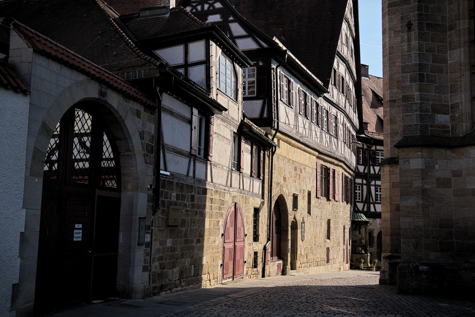 Im Schatten der Kirche