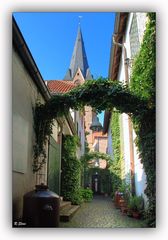 Im Schatten der Kirche