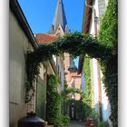 Im Schatten der Kirche