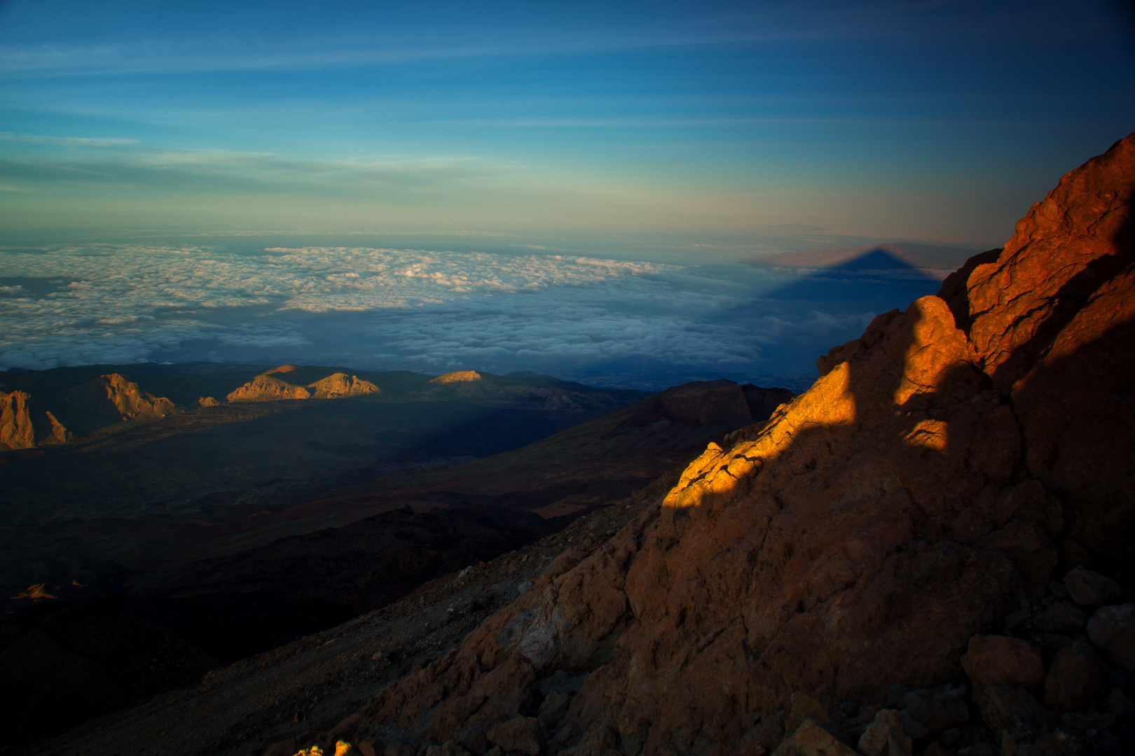 Im Schatten der Pyramide - Sonnenaufgang auf dem Teide