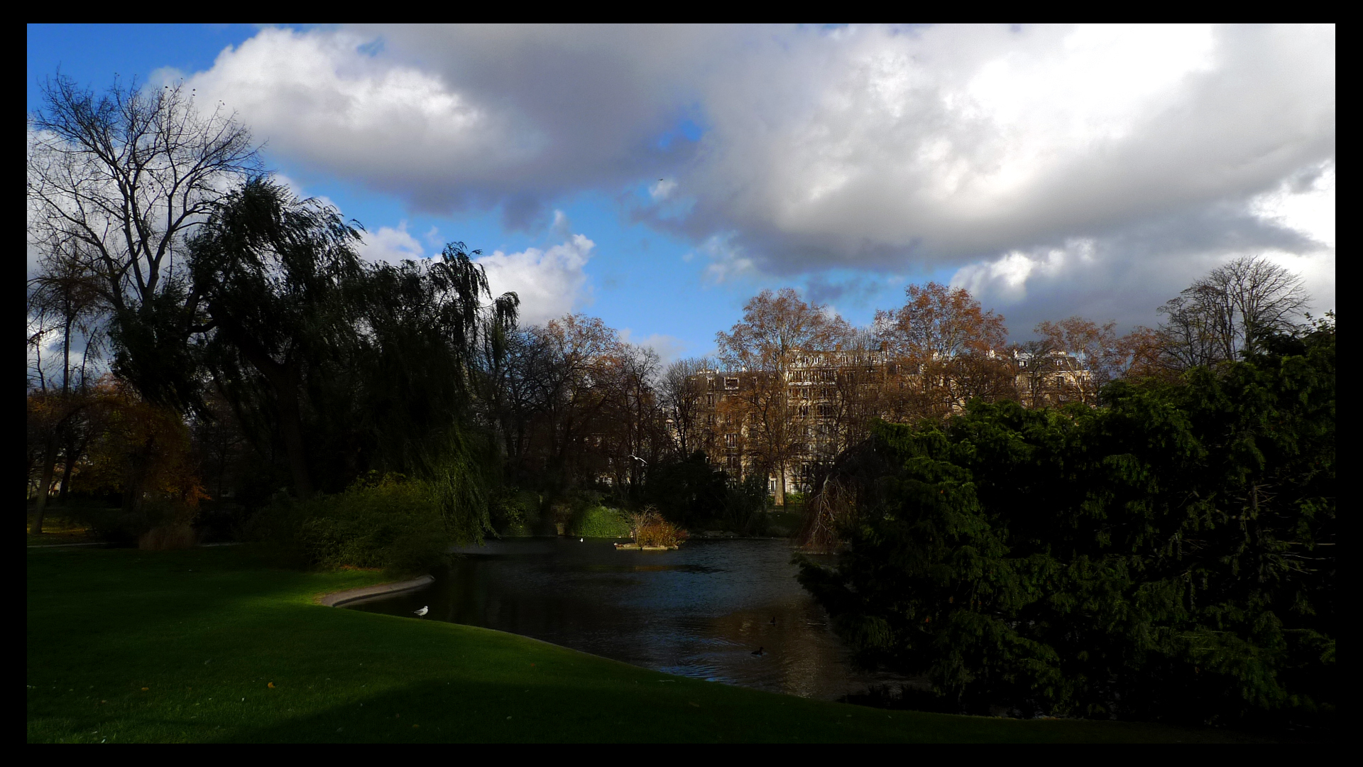 Im Schatten des Eiffelturms