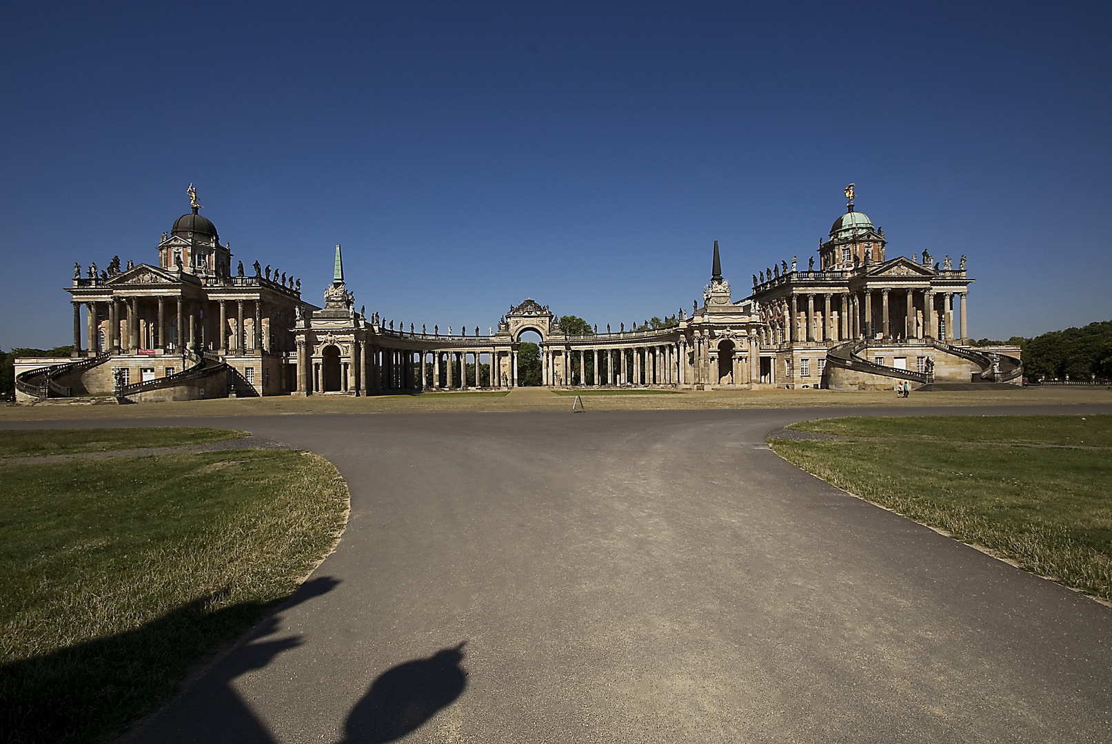 "Im Schatten" Imposante Architekturkulisse