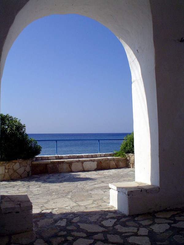 im Schatten sitzen und aufs Meer schauen