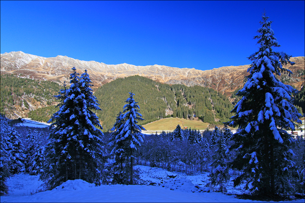 Im Schatten Winter in der Sonne Spätherbst