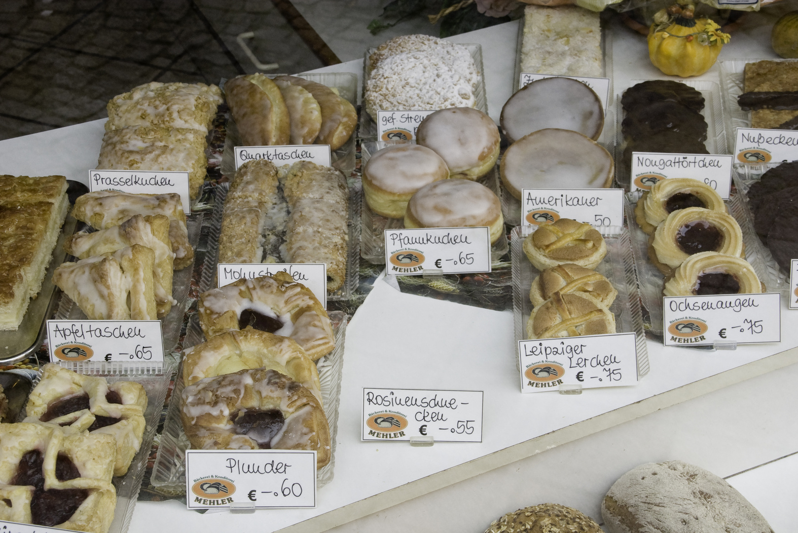 Im Schaufenster einer Bäckerei