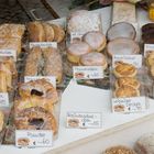 Im Schaufenster einer Bäckerei