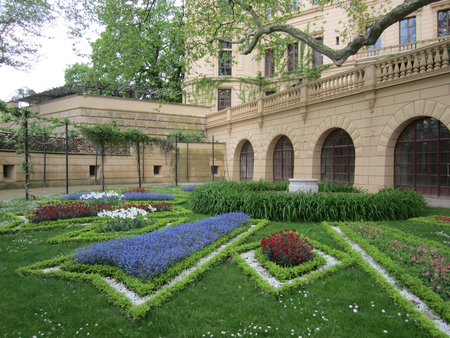 im Schloßpark - Schweriner Schloß