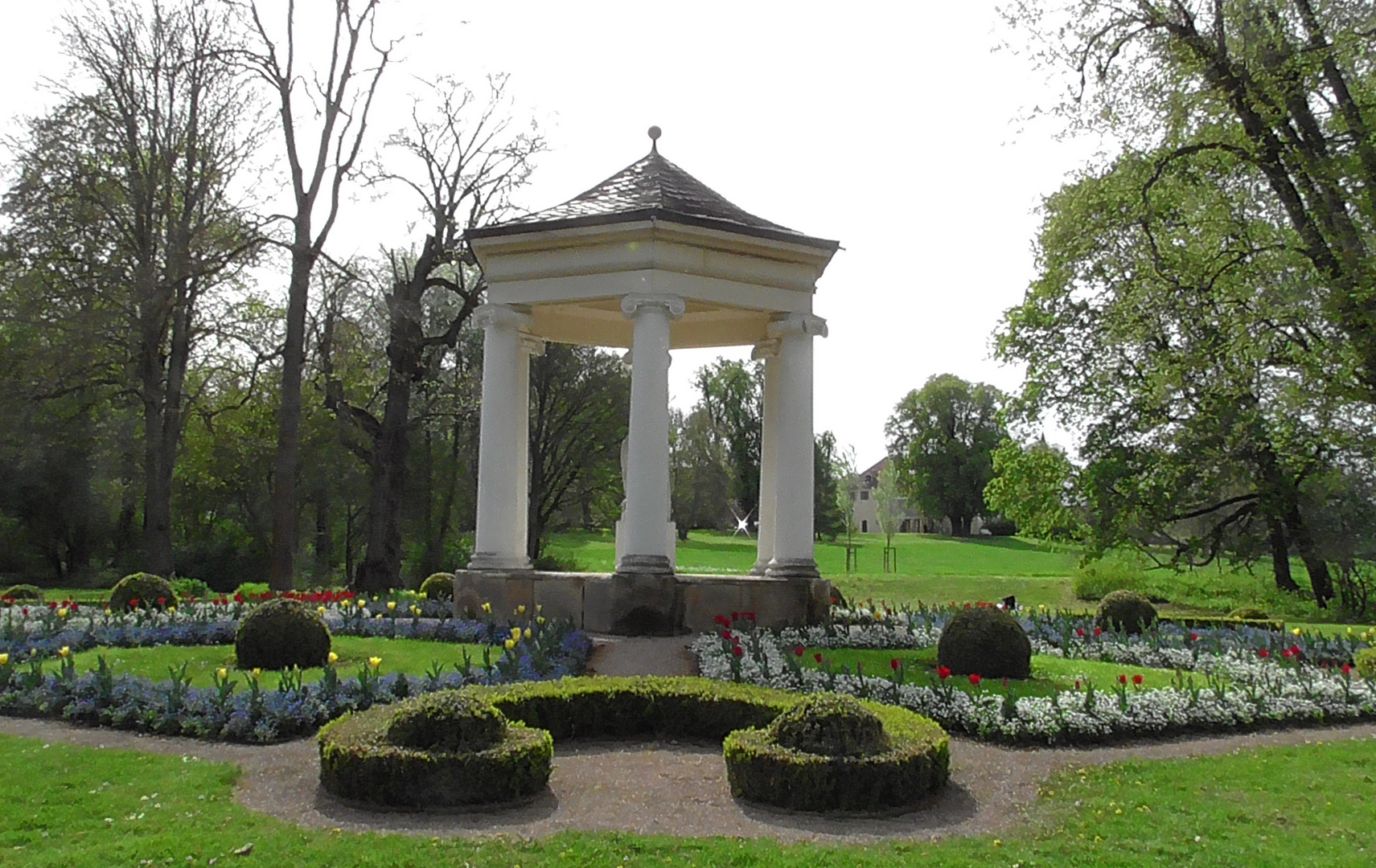 Im Schloßpark Tefurt bei Weimar . 