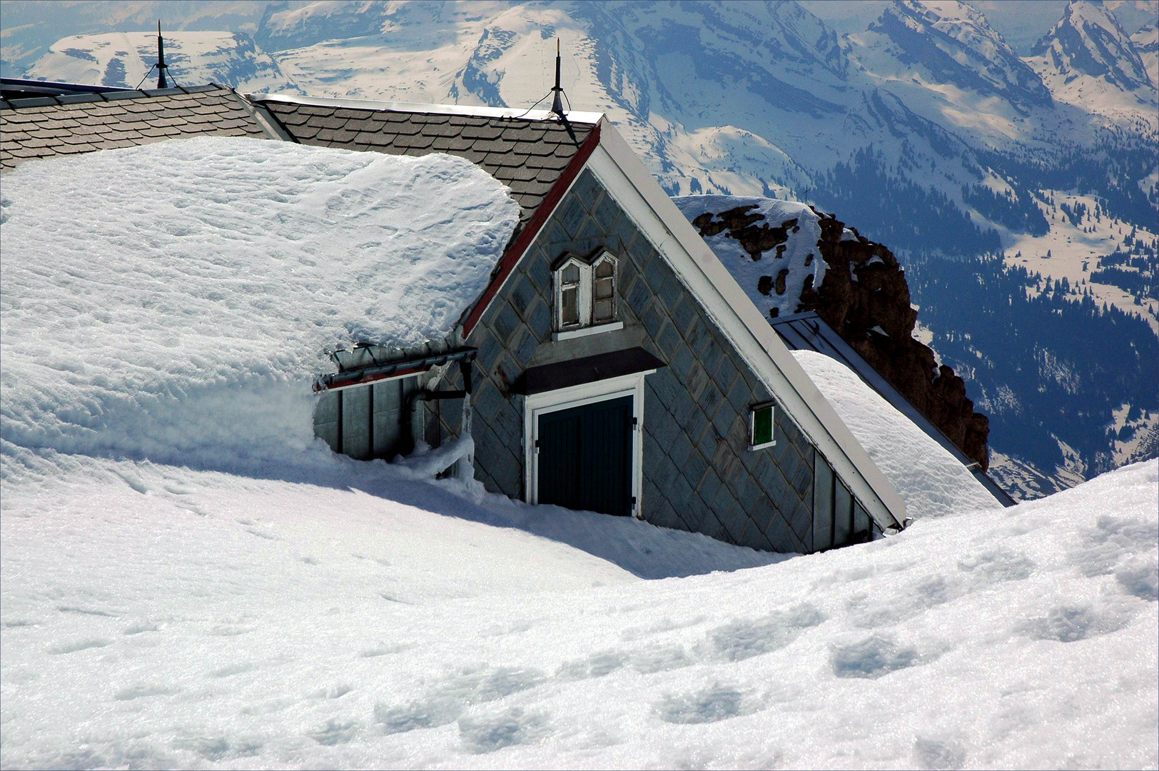 Im Schnee fast versunken