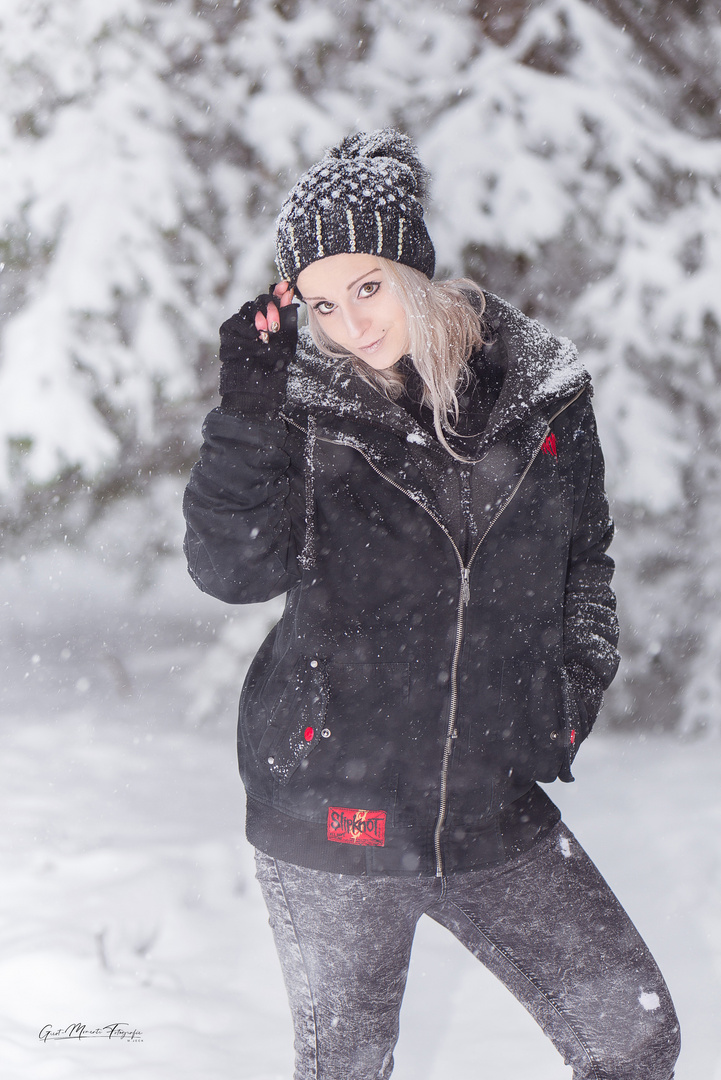 Im Schnee mit Jasmin. Höhenlagen Pfälzer Wald