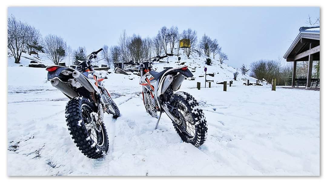 Im Schnee Motorrad fahren 