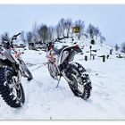 Im Schnee Motorrad fahren 