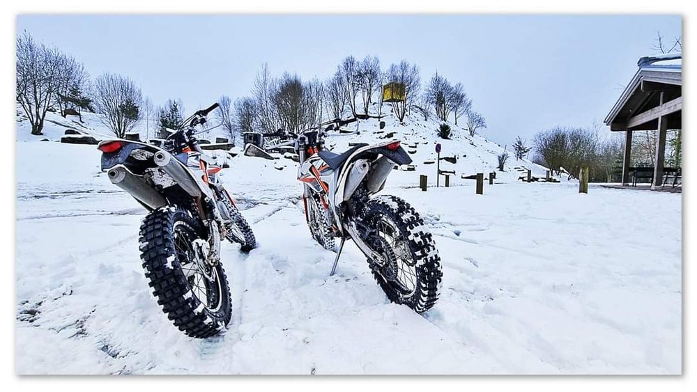 Im Schnee Motorrad fahren 