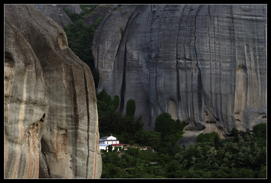 Im Schutz der gewaltigen Felsen