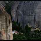 Im Schutz der gewaltigen Felsen