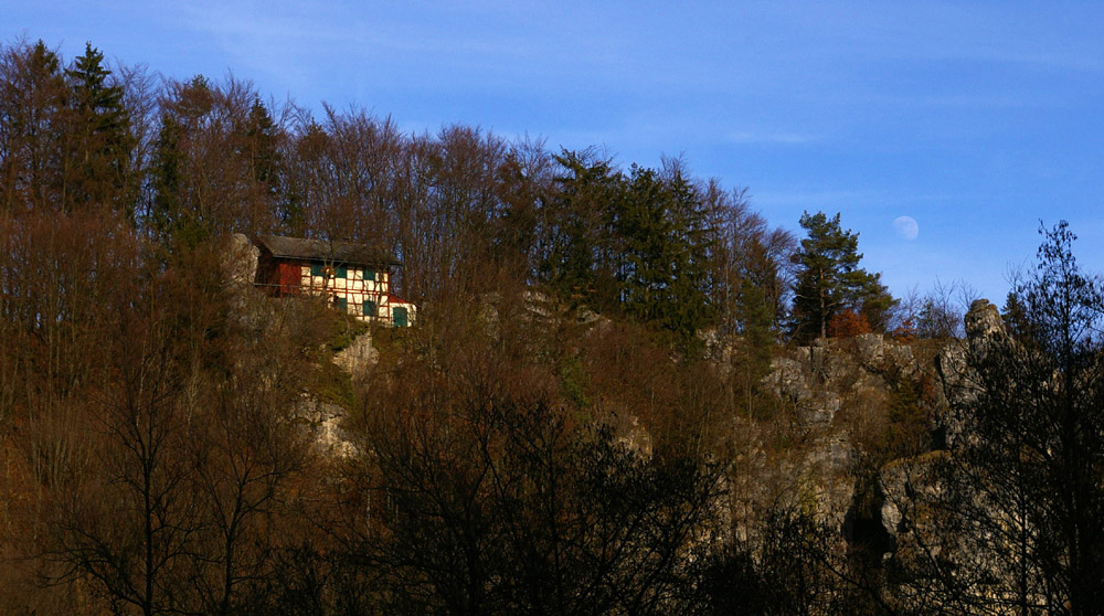 im Schutze des Felsens