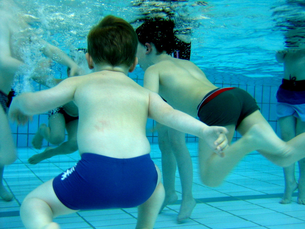 im schwimmkurs lernen die kinder auch tauchen.