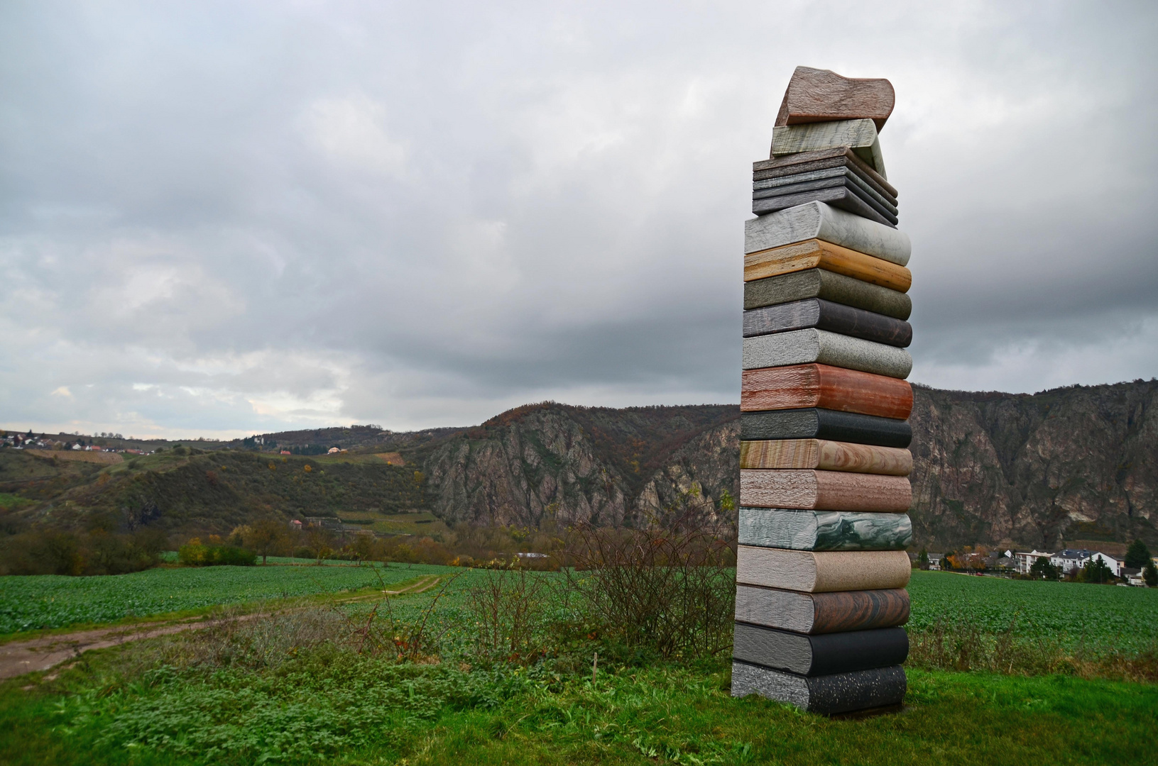 im Skulpturengarten vor dem Rotenfels