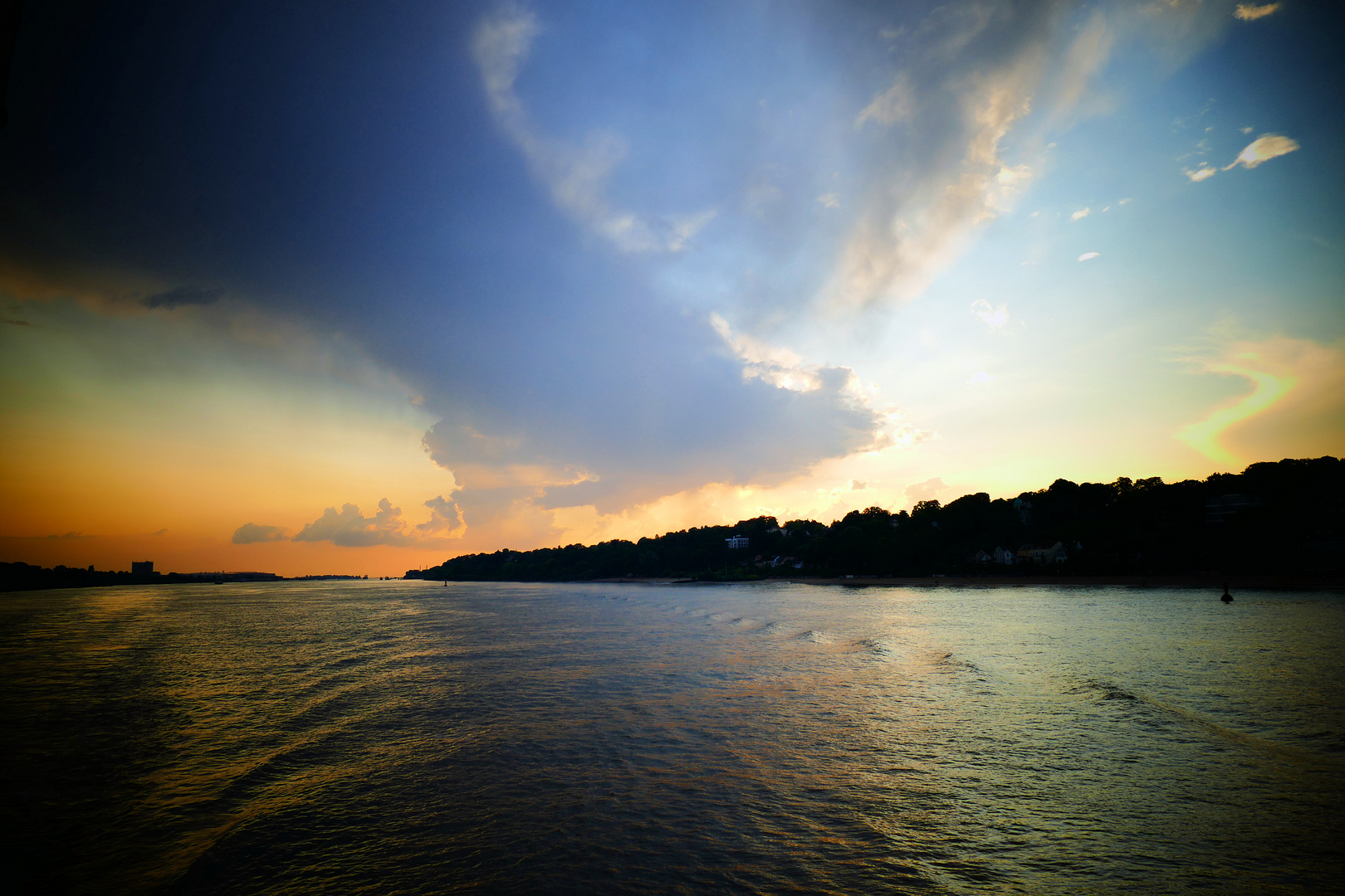 Im Sommer abends auf der Elbe bei HH