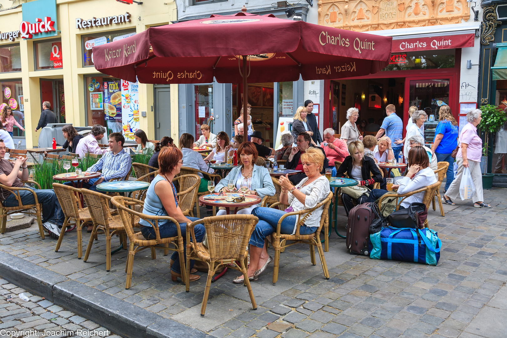 Im Sommer im brüsseler Straßencafé