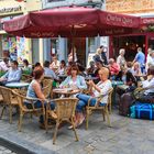 Im Sommer im brüsseler Straßencafé