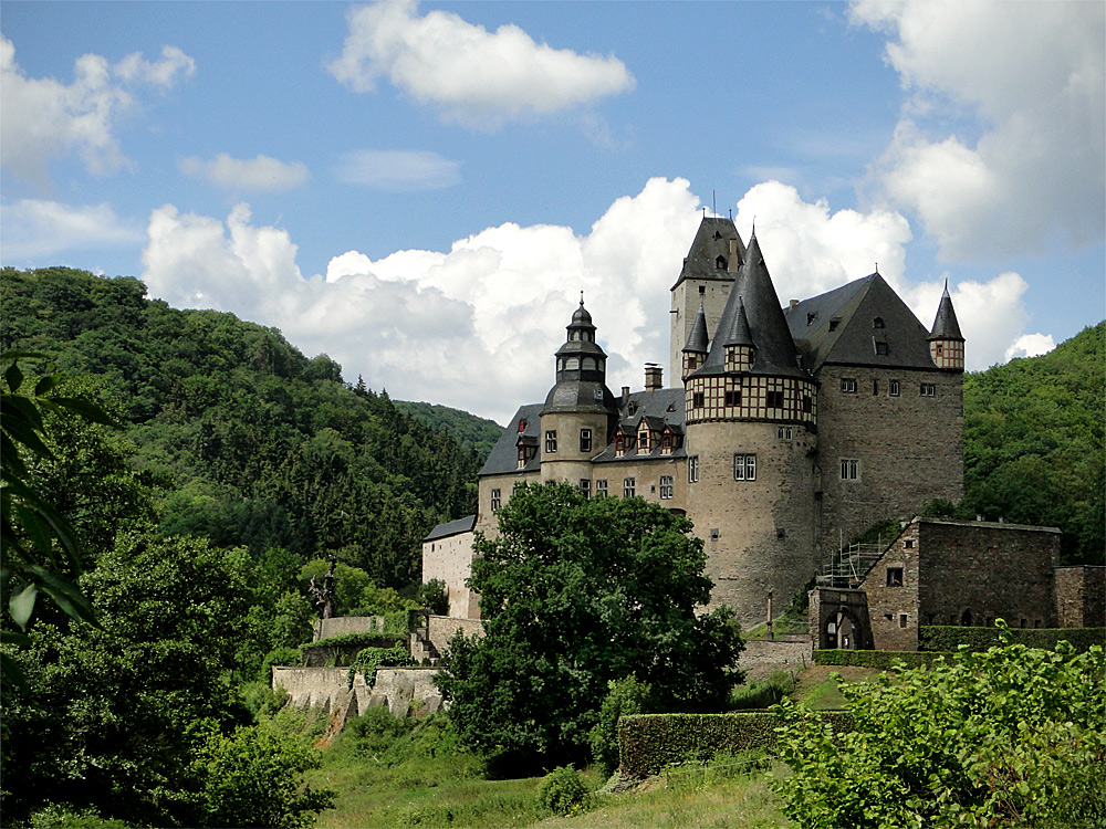 Im Sommer sieht Schloss Bürresheim am schönsten aus