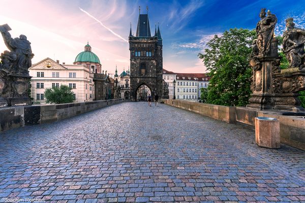 im Sommer um 5:25 Uhr morgens auf der Karlsbrücke in Prag