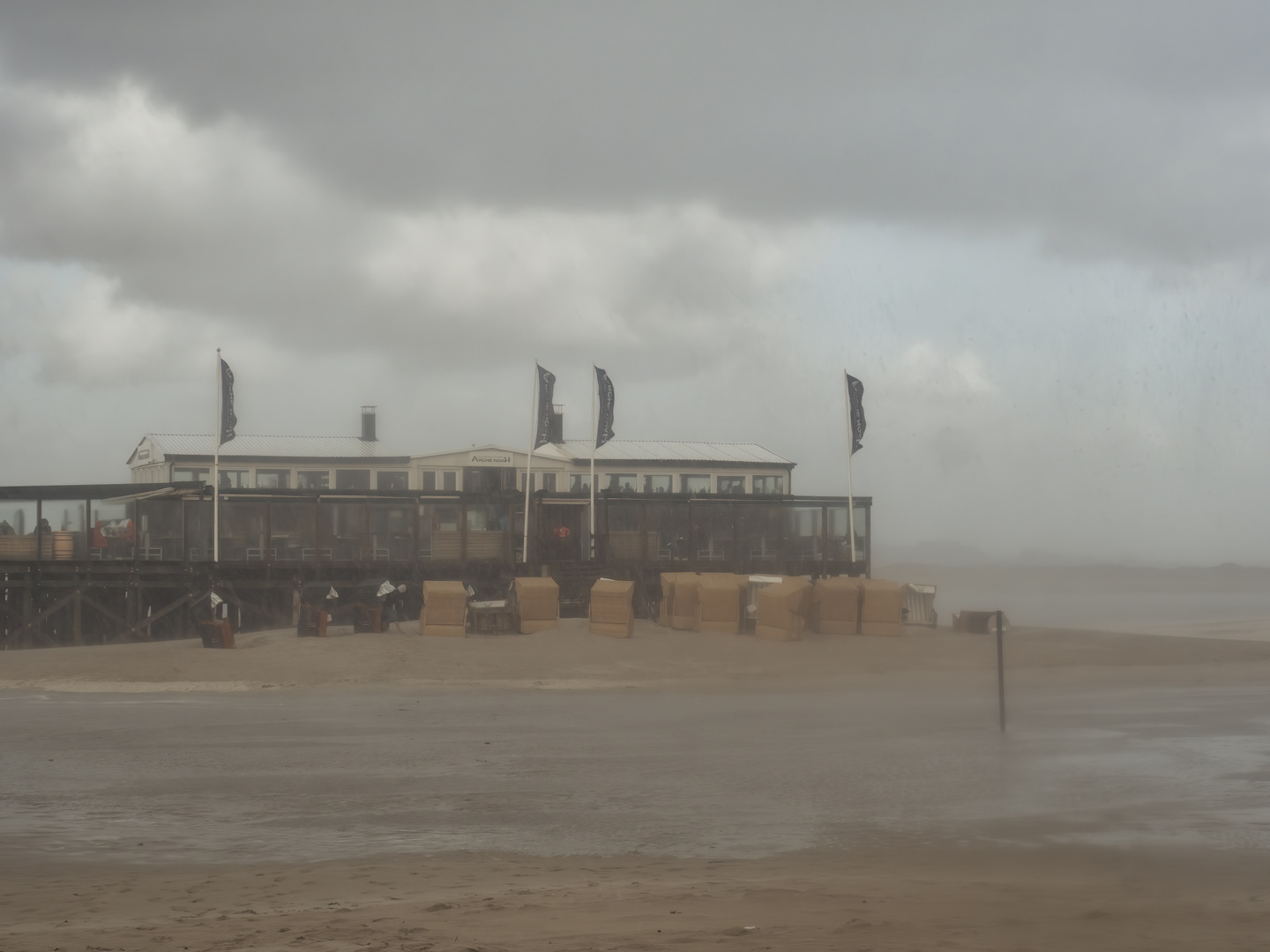 Im Sommersturm : erst flog der Sand, dann der Regen