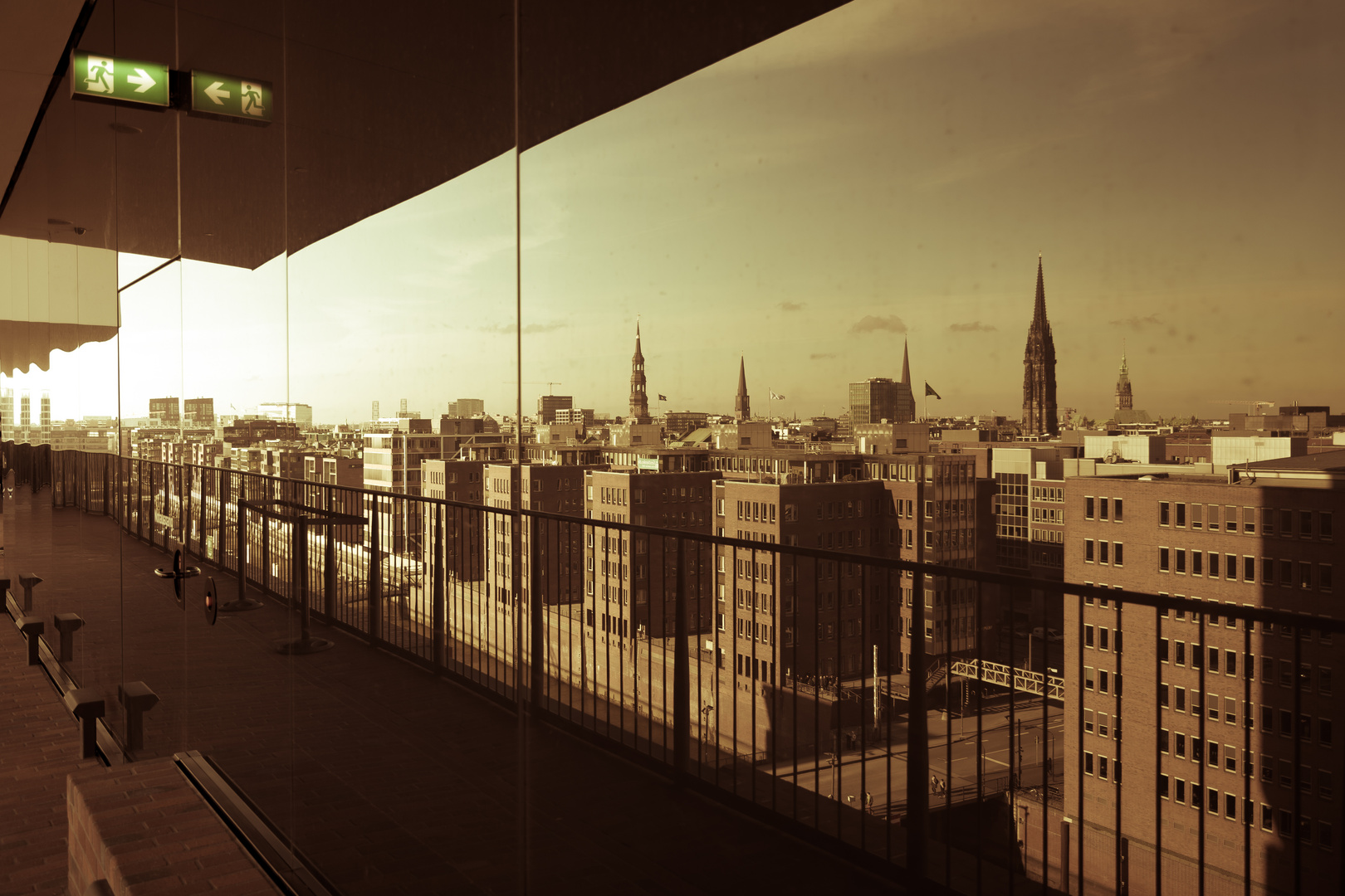 Im Spiegel der Elbphilharmonie