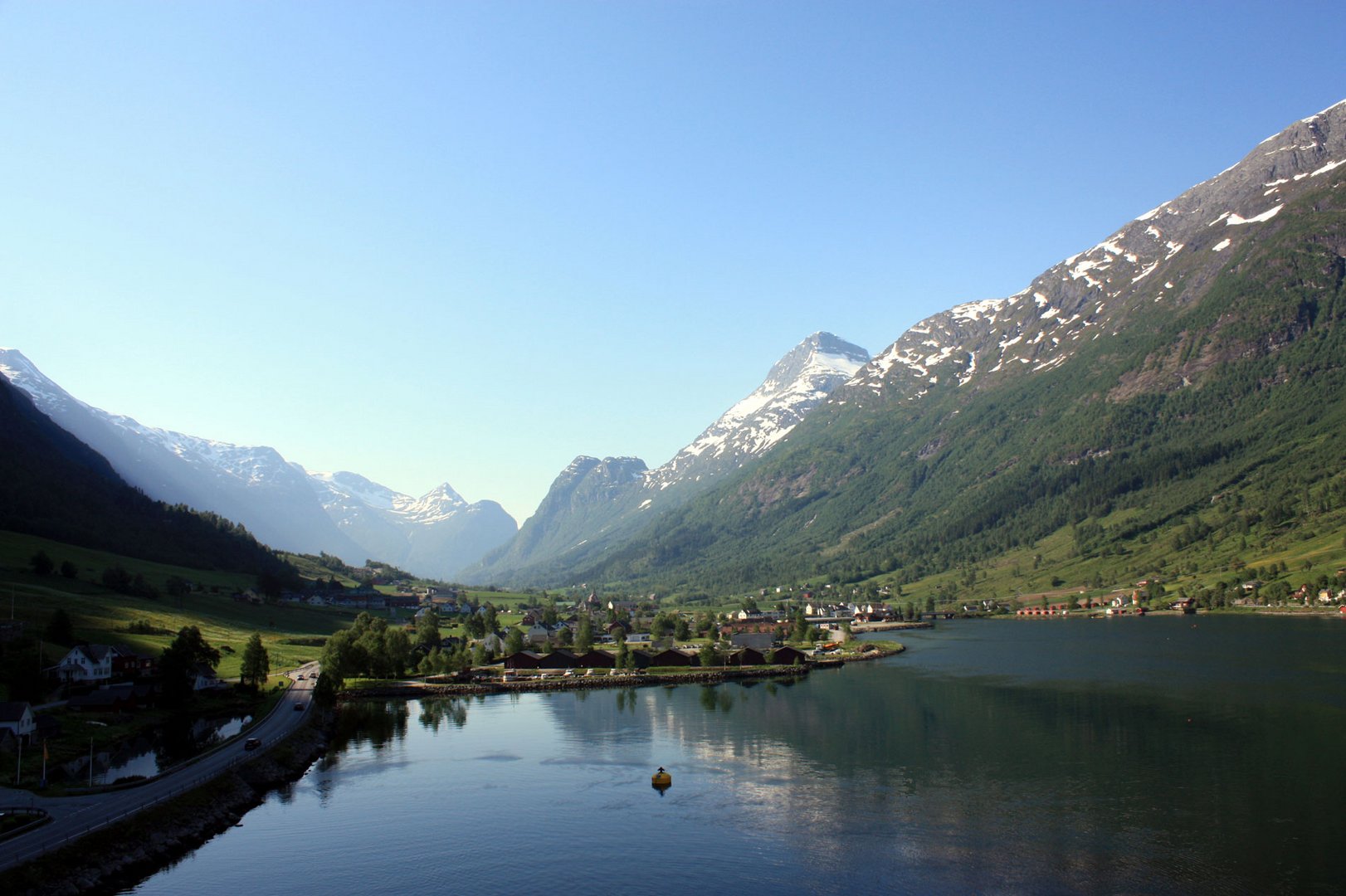 im Spiegel des glatten Fjordwassers